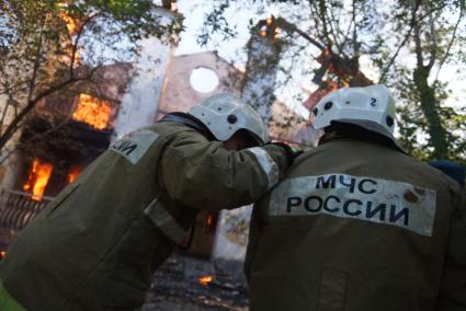 Пожарные переговариваются во время пожара в доме на Белинского 163 в Екатеринбурге