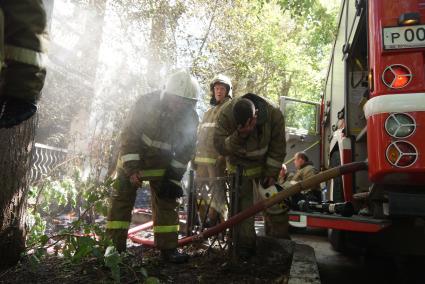 Пожарные умываются водой после пожара в доме в Екатеринбурге