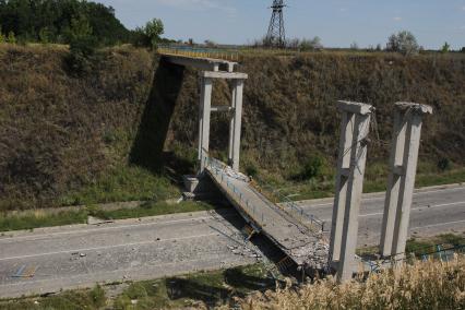 Станица Луганская. Авиация украинской армии подвергла станицу прямому авиаудару в 11 утра. Около 20 человек убиты и ранены. На снимке: разбомбленный мост.