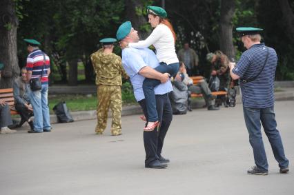 Празднование Дня пограничника. На снимке: девушка на руках у мужчины.