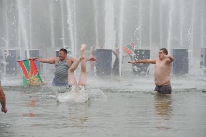 Празднование Дня пограничника. На снимке: купание в фонтане.