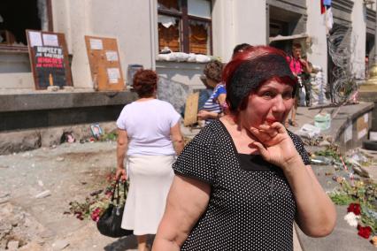 Луганск. На снимке: цветы и свечи у здания Луганской областной администрации, в память о погибших во время авиаудара со стороны украинской армии.