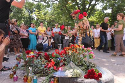 Луганск. На снимке: цветы и свечи у здания Луганской областной администрации, в память о погибших во время авиаудара со стороны украинской армии.