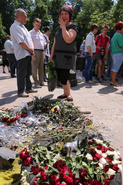 Луганск. На снимке: цветы и свечи у здания Луганской областной администрации, в память о погибших во время авиаудара со стороны украинской армии.