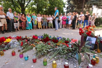 Луганск. На снимке: цветы и свечи у здания Луганской областной администрации, в память о погибших во время авиаудара со стороны украинской армии.