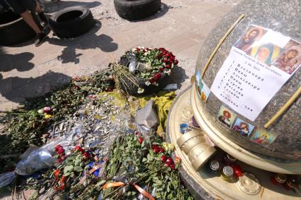 Луганск. На снимке: цветы и свечи у здания Луганской областной администрации, в память о погибших во время авиаудара со стороны украинской армии.