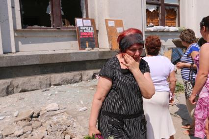 Луганск. На снимке: цветы и свечи у здания Луганской областной администрации, в память о погибших во время авиаудара со стороны украинской армии.