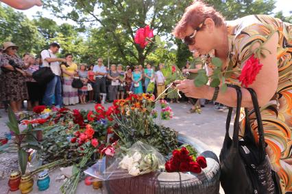 Луганск. На снимке: цветы и свечи у здания Луганской областной администрации, в память о погибших во время авиаудара со стороны украинской армии.