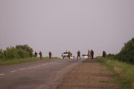 Луганская область. Военнослужащие погранотряда, дислоцирующегося в Свердловске, покинули свою часть и вместе с женами и детьми направляются в сторону Харькова. На снимке: ополченцы, сопровождающие колонну пограничников.