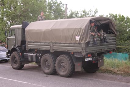 Луганская область. Военнослужащие погранотряда, дислоцирующегося в Свердловске, покинули свою часть и вместе с женами и детьми направляются в сторону Харькова.