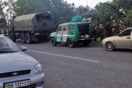 Луганская область. Военнослужащие погранотряда, дислоцирующегося в Свердловске, покинули свою часть и вместе с женами и детьми направляются в сторону Харькова.