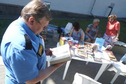 охраник читает книгу в библиотеке под открытым небом  в Екатеринбурге