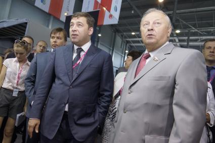 Губернатор Свердловской области Евгений Куйвашев (слева) и бывший губернатор СО Эдуард Россель (справа) на открытии выставки Иннопром в Екатеринбурге
