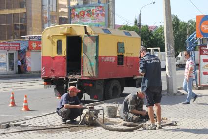 Луганск. Коммунальщики стараются не обращать внимания на бомбежку окраин города и работают как обычно.