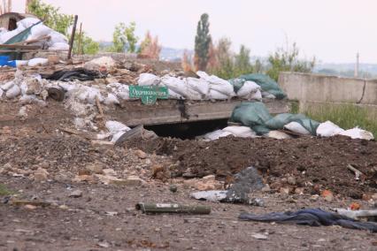 Село Семеновка. Последствия минаметного удара со стороны украинской армии. На снимке: окоп ополченцев.