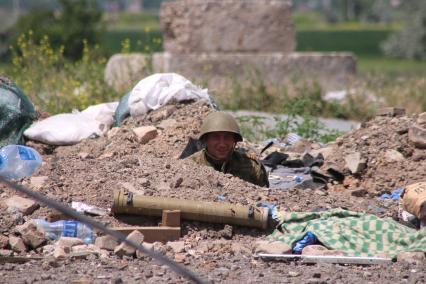 Село Семеновка. Последствия минаметного удара со стороны украинской армии. На снимке: окоп ополченцев.