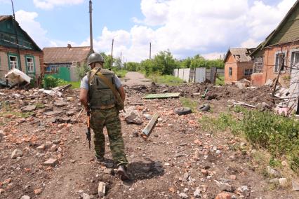 Село Семеновка. Последствия минаметного удара со стороны украинской армии. На снимке: ополченец.