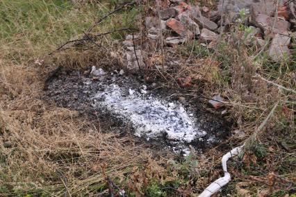 Село Семеновка. Украинская армия обстреляла село запрещенными фосфорными минами. Подобные использовались в Сирии. На снимке: след от фосфорной мины.