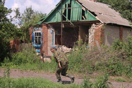 Село Семеновка. Последствия минаметного удара со стороны украинской армии. На снимке: разрушенный дом.