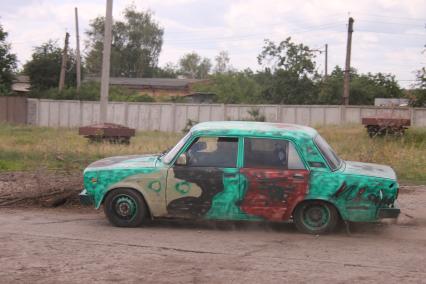 Село Семеновка. На снимке: разрисованная `Пятерка` - машина ополченцев.