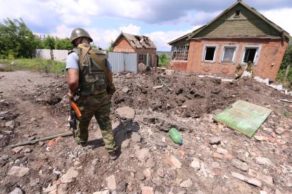 Село Семеновка. Последствия минаметного удара со стороны украинской армии. На снимке: ополченец.