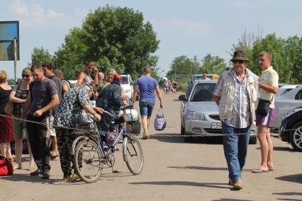 Поселок Северный. КПП. Российско-украинская граница. На снимке: беженцы из Луганской области.