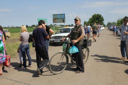 Поселок Северный. КПП. Российско-украинская граница. На снимке: беженцы из Луганской области.