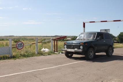 Поселок Северный. КПП. Российско-украинская граница. На снимке: беженцы из Луганской области.