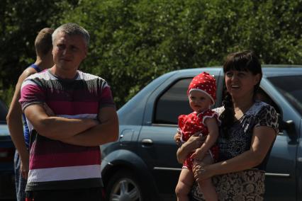 Поселок Северный. КПП. Российско-украинская граница. На снимке: беженцы из Луганской области.