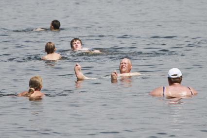 Люди купаются в озере около села Завьялово Алтайского края.