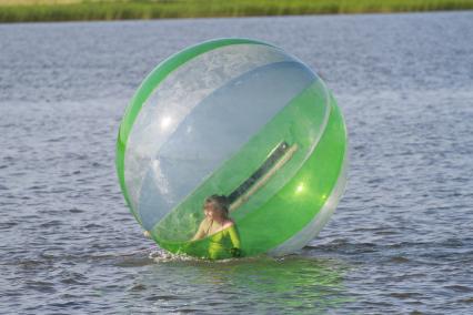 Ребенок в водном шаре на щелочном озере, Алтайский край.