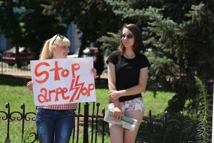 Луганск. День молодежи. На снимке: участницы антивоенного марша.