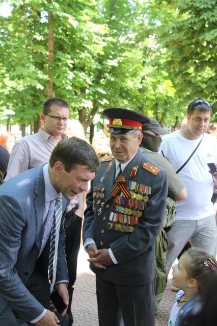 Луганск. День молодежи. На снимке: спикер парламента Союза Народных Республик олег Царев во время антивоенного марша.