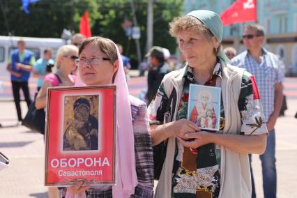 Луганск. День молодежи. На снимке: участницы антивоенного марша держат иконы.