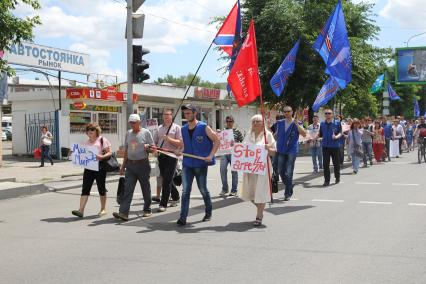 Луганск. День молодежи. На снимке: участники антивоенного марша.