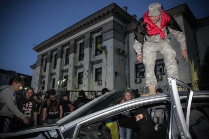 Киев. Активисты  Украинской повстанческой армии (УПА) устроили погромы у посольства РФ. На снимке: активисты разбивают автомобиль, стоящий у посольства.