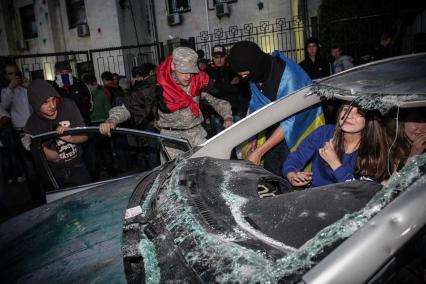 Киев. Активисты Украинской повстанческой армии (УПА) устроили погромы у посольства РФ. На снимке: активисты разбивают автомобиль, стоящий у посольства.