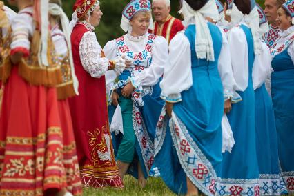 Артисты в национальных костюмах перед выступлением на фестивале `Русское поле`.