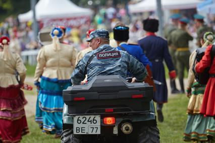 Полицейский на квадроцикле во время проведения фестиваля `Русское поле` в Коломенском.