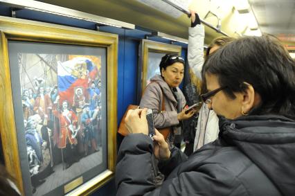 Поезд `Акварель` с репродукциями картин. На снимке: женщина фотографирует картину на мобильный телефон