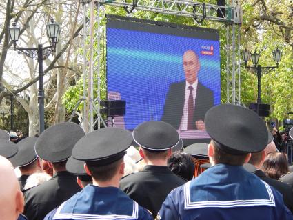 Прямая линия с президентом России Владимиром Путиным. Жители Севастополя наблюдают за прямой линией.