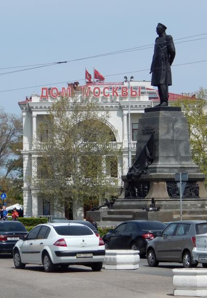 Дом Москвы и памятник русскому флотоводцу Павлу Степановичу Нахимову установлен в центре Нахимовской площади в Севастополе.