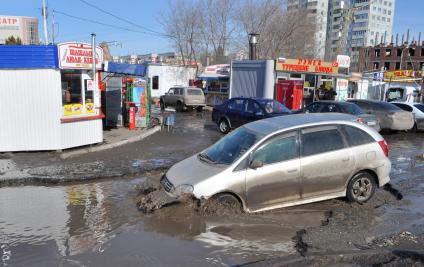 Бездорожье в Омске. Автомобиль проезжает по огромной луже.