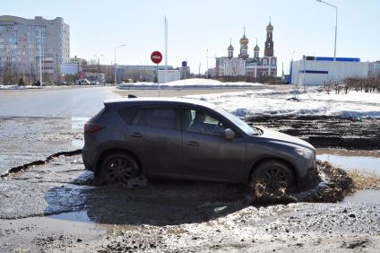 Бездорожье в Омске. Автомобиль проезжает по огромной луже.