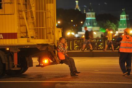 Перевозка макета космического корабля `Буран` из ЦПКиО им. Горького на ВДНХ по ночной Москве. На снимке: сотрудники Мосгортранса.