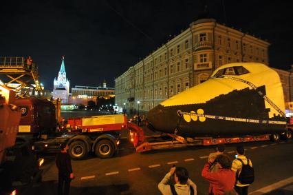 Перевозка макета космического корабля `Буран` из ЦПКиО им. Горького на ВДНХ по ночной Москве.