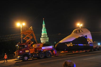 Перевозка макета космического корабля `Буран` из ЦПКиО им. Горького на ВДНХ по ночной Москве.