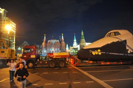 Перевозка макета космического корабля `Буран` из ЦПКиО им. Горького на ВДНХ по ночной Москве.