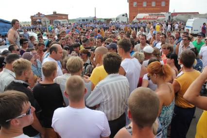 Жители города Пугачева собираются на народный сход, после обострения в городе межэтнических проблем, вызванных убийством местного жителя приезжим.