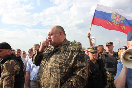 Жители города Пугачева собираются на народный сход, после обострения в городе межэтнических проблем, вызванных убийством местного жителя приезжим.